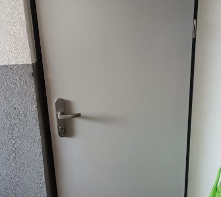 Namontované bezpečnostné dvere biele